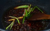 红烧肉,锅中少油，放入<a style='color:red;display:inline-block;' href='/shicai/ 882'>红糖</a>、<a style='color:red;display:inline-block;' href='/shicai/ 788'>生抽</a>、<a style='color:red;display:inline-block;' href='/shicai/ 762'>老抽</a>中火熬到糖起泡。放入葱段，倒入<a style='color:red;display:inline-block;' href='/shicai/ 729'>姜汁</a>和<a style='color:red;display:inline-block;' href='/shicai/ 718'>料酒</a>煸炒出香味。