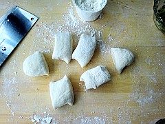 家常葱花油饼,在切成等份小剂子。