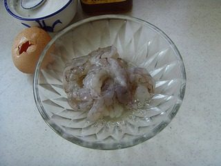 宫保虾球,取小碗,放入虾仁、盐、料酒、少许蛋清、干淀粉抓匀。