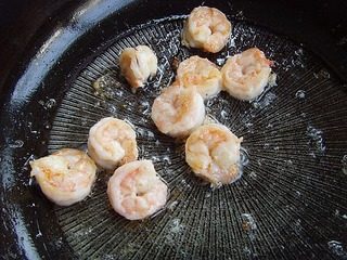 宫保虾球,锅置火上适量油烧热,放入虾仁炸至呈变色,捞出控油。