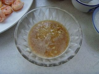 宫保虾球,取一小碗,放入高汤、料酒、盐、醋、白糖、水淀粉,兑成味汁。
