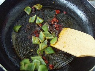 宫保虾球,锅留底油烧至五成热,放入辣豆瓣酱、干辣椒段炒香。