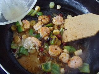 宫保虾球,加柿子椒、葱白、虾仁炒熟,烹入味汁翻炒至汤汁渐稠。