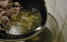 麻辣肉片,待肉片变色,将多余的油滗出;