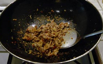 麻辣肉片,放入豆瓣酱和姜末炒匀,炒出香味;