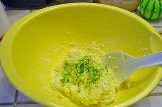 土豆沙拉,将蛋白粒和黄瓜粒以及一大半<a style='color:red;display:inline-block;' href='/shicai/ 4856'>沙拉酱</a>(另一半留作装饰用)放入沙拉盆中和土豆泥一起拌匀,加入适量盐调味。
