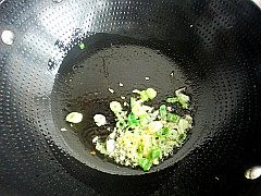 熘肝尖,炒锅到油烧热爆香葱姜。