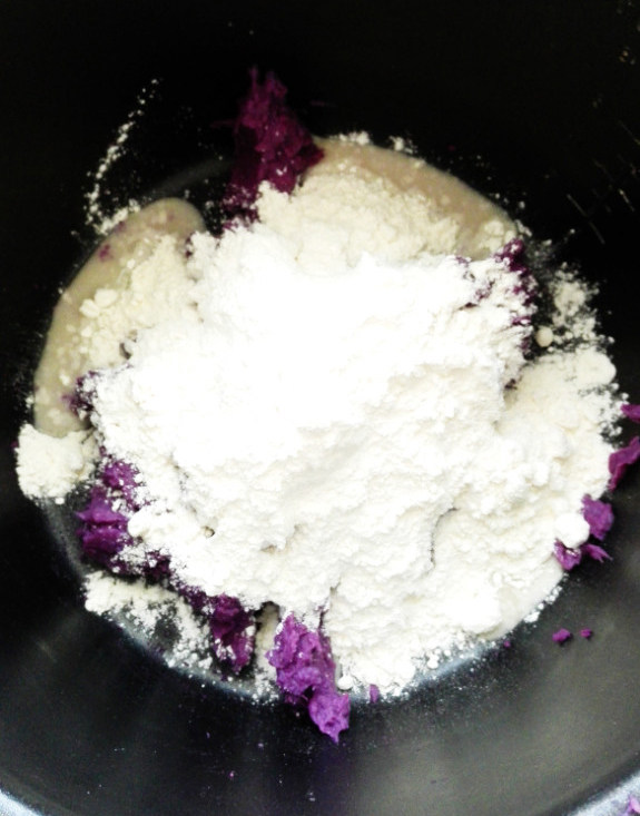 紫薯枸杞发糕,加入面粉,搅拌均匀
