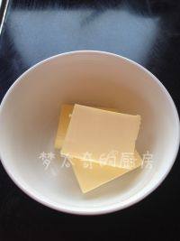 致命巧克力,20克黄油放入微波炉高火叮一分钟至融化。