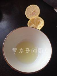 致命巧克力,柠檬榨汁,取15毫升备用。