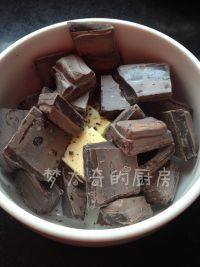 致命巧克力,巧克力和黄油(20克)放入无水干燥的容器内隔水加热。