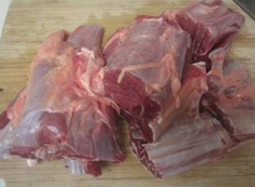 牛肉卷饼,卤牛肉做法:
牛肉洗干净,飞<a style='color:red;display:inline-block;' href='/shicai/ 156925'>水</a>去血沫。