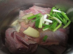 牛肉卷饼,一个大锅放入牛肉,装水半升,加姜片葱结