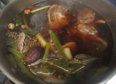 牛肉卷饼,加调味料和香料烧开,滚5分钟出香气,小火卤熟到糯而不稀烂,筷子戳动不费劲但肉也不散开的程度。