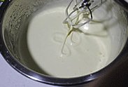 蛋黄元,转低速搅打约1分钟,提起打蛋器画8,纹路不马上消失,就可以了