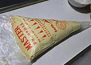 蛋黄元,装入裱花袋,剪小口,将面糊挤出小圆