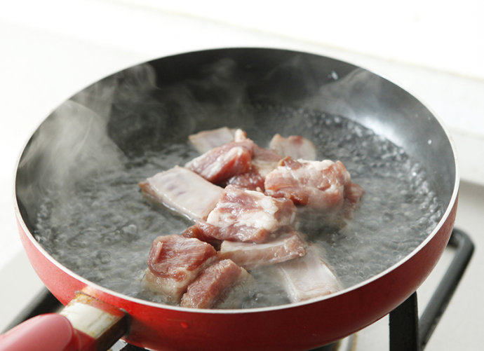 糖醋排骨 ,适量清水烧开，倒入<a style='color:red;display:inline-block;' href='/shicai/ 718'>料酒</a>、<a style='color:red;display:inline-block;' href='/shicai/ 37'>姜</a>片，将<a style='color:red;display:inline-block;' href='/shicai/ 959'>肋排</a>焯水后捞出。