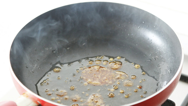糖醋排骨 ,锅内入油，倒入<a style='color:red;display:inline-block;' href='/shicai/ 866'>冰糖</a>炒糖色。<a style='color:red;display:inline-block;' href='/shicai/ 866'>冰糖</a>融化后，等到油里起泡沫，颜色开始变黄。