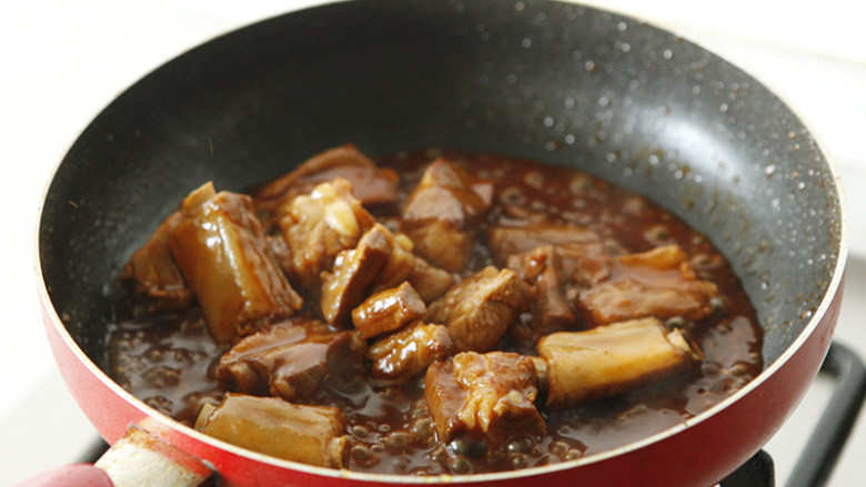 糖醋排骨 ,大火烧开后转中小火炖煮40分钟,调入盐。