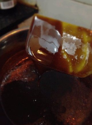 阿胶核桃芝麻膏,观察糖胶液在从搅拌铲向下流动时的状态,当由原来的几条线变成一线时(俗称挂旗时);状态:粘稠,也就是用勺子舀起后,不流淌、不滴,这个步骤很重要。