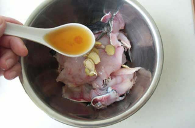 椒麻鱼片,将鱼片放入盆中,加一勺<a style='color:red;display:inline-block;' href='/shicai/ 894'>黄酒</a>。