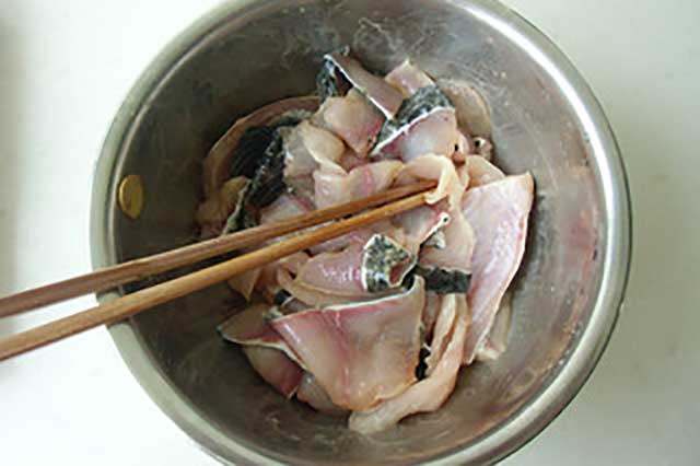 椒麻鱼片,搅拌均匀,冷藏腌制
60分钟左右。