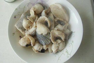 椒麻鱼片,锅里烧开水,放入<a style='color:red;display:inline-block;' href='/shicai/ 37'>姜</a>片,待出香味后,倒入鱼片,迅速用筷子打散,鱼片浮起马上捞出放入碗中,碗里顺便倒少许焯鱼片的汤水
