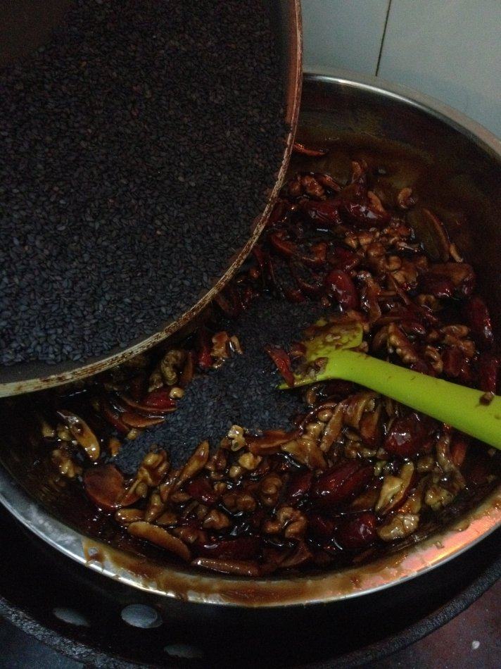 阿胶核桃芝麻膏,最后是芝麻,一定要变煮边搅拌,这个耗时2小时以上。