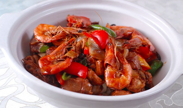 虾鸡煲,把<a style='color:red;display:inline-block;' href='/shicai/ 300'>虾</a>放进去翻炒至变色，然后放入<a style='color:red;display:inline-block;' href='/shicai/ 61'>青椒</a>和<a style='color:red;display:inline-block;' href='/shicai/ 29'>洋葱</a>，继续翻炒，加盖焖三分钟，起锅。