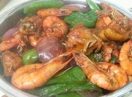 虾鸡煲,再放<a style='color:red;display:inline-block;' href='/shicai/ 866'>冰糖</a>，继续炒到上色，放水，刚好淹没鸡块。等水烧开了，小火，炖二十到三十分钟。