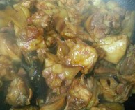 虾鸡煲,热锅，放一点油，把鸡块下锅煎一下。