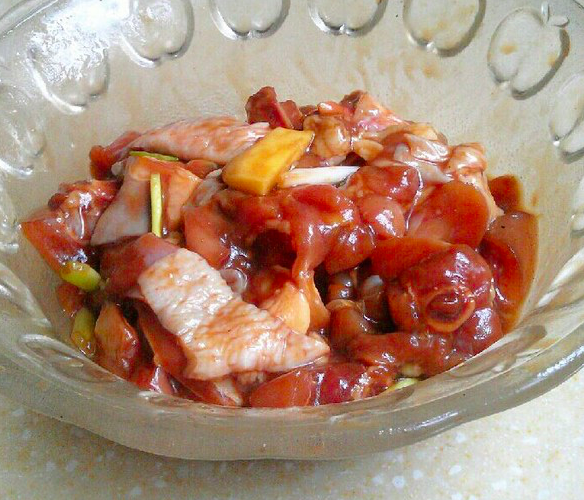 虾鸡煲,鸡块装在盆中，放<a style='color:red;display:inline-block;' href='/shicai/ 692'>酱油</a>、<a style='color:red;display:inline-block;' href='/shicai/ 762'>老抽</a>、<a style='color:red;display:inline-block;' href='/shicai/ 721'>蚝油</a>、海鲜酱、姜片和<a style='color:red;display:inline-block;' href='/shicai/ 2795'>蒜头</a>腌制20分钟。想要入味可以腌更久。