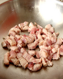 卤肉饭,锅内入少许油,将肉丁放入里面,慢慢的炒,直到油全部逼出。