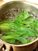 卤肉饭,卤肉煮好前,煮开水,里面滴香油,适量盐,放入小油菜烫熟。