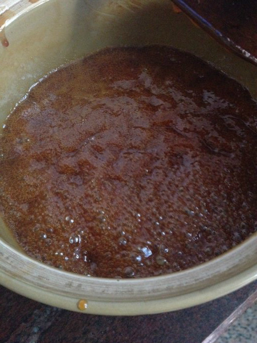 养生膏,加入阿胶粉,煮到挂旗的时候加入适量的<a style='color:red;display:inline-block;' href='/shicai/ 867'>麦芽糖</a>,关火。