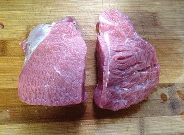 杭椒牛柳,牛里脊肉垂直纹路切小片(这样肉会比较嫩滑)或小条,随意;