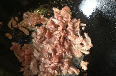 杭椒牛柳,炒锅大火热油,将牛肉倒入,快速翻炒至变色即盛出(不能久炒,越炒越老);