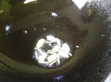 杭椒牛柳,洗干净锅,大火热油,倒蒜片姜丝爆香;