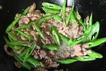 杭椒牛柳,倒入杭椒翻炒十来下后,倒入牛肉,加黑胡椒碎和少许盐调味(如果你腌肉的料够重,可不用再加盐),略翻炒(不要久炒,速战速决)后撒上<a style='color:red;display:inline-block;' href='/shicai/ 141911'>熟白芝麻</a>(没有也无所谓)即可出锅.
