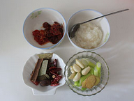 零添加麻辣烫,<a style='color:red;display:inline-block;' href='/shicai/ 2802'>老姜</a>切片，<a style='color:red;display:inline-block;' href='/shicai/ 138'>大葱</a>切段，<a style='color:red;display:inline-block;' href='/shicai/ 2794'>大蒜</a>剥皮待用，<a style='color:red;display:inline-block;' href='/shicai/ 86474'>干辣椒</a>剪成段。其余香料准备好备用。
