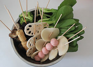 零添加麻辣烫,<a style='color:red;display:inline-block;' href='/shicai/ 230'>香菇</a>、<a style='color:red;display:inline-block;' href='/shicai/ 233'>木耳</a>提前泡发，<a style='color:red;display:inline-block;' href='/shicai/ 23'>土豆</a>、藕清洗干净后切片，<a style='color:red;display:inline-block;' href='/shicai/ 6680'>小油菜</a>、<a style='color:red;display:inline-block;' href='/shicai/ 119'>西兰花</a>用盐水洗净后控水，所有材料收拾停当后穿成串备用。（竹签记得提前用热水烫一下）