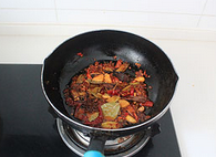 零添加麻辣烫,下剩余的香料、<a style='color:red;display:inline-block;' href='/shicai/ 866'>冰糖</a>、干辣椒继续小火炒出香味、辣味。