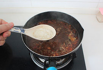 零添加麻辣烫,调入<a style='color:red;display:inline-block;' href='/shicai/ 4366'>醪糟</a>,转大火烧开。