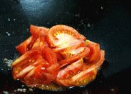 蕃茄鱼片汤,热锅下油,倒入2大勺的<a style='color:red;display:inline-block;' href='/shicai/ 46553'>蕃茄酱</a>和蕃茄片,炒2-3分钟;