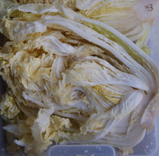 韩式辣白菜,让白菜腌渍2小时,可以反复用手揉搓,让白菜变软出水。挤干白菜的水分,沥干待用。