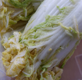 韩式辣白菜,将调好的各种调料一层层的抹在腌好的白菜叶上,每一层都要抹到,尽量抹均匀。