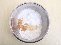 星星风铃饼干,所有粉类过滤网筛入容器,加入亚麻籽。