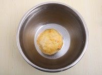 星星风铃饼干,混合成团。注意应根据面团的干湿情况,适当增加低粉或橙汁用量。使面团成为不松散且略带点硬的感觉。