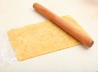 星星风铃饼干,面团放入冰箱冷藏松弛30分钟,拿出擀成约4MM厚的面片。