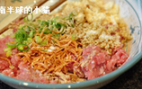 客家酿豆腐,挖出来的豆腐碎，跟肉末，<a style='color:red;display:inline-block;' href='/shicai/ 288'>虾皮</a>放在一起，并加入所有腌肉料超一个方向拌匀上浆成肉馅儿备用（我把豆腐碎放肉馅儿里是为了避免浪费哈，一来这里的豆腐比较贵，二来浪费粮食也不应该嘛）；